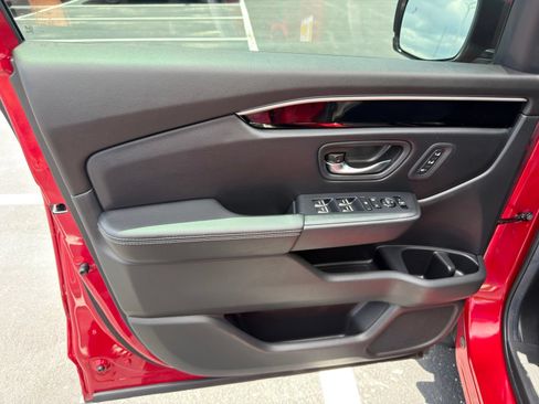 Used 2025 Honda Pilot Touring image 13