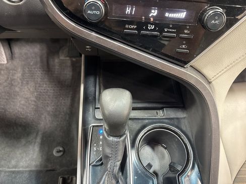 Used 2018 Toyota Camry SE w/ Moonroof Package image 8