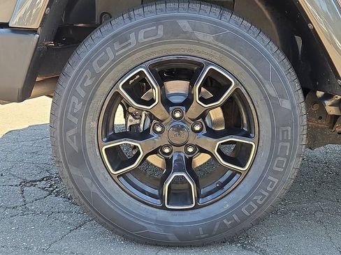 Used 2017 Jeep Wrangler Unlimited Sahara AWD/4WD image 11