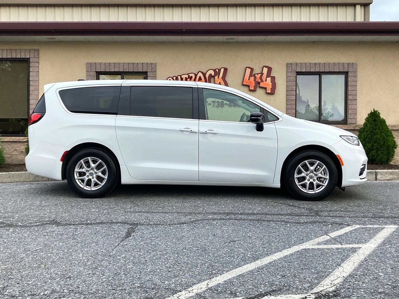 Used 2024 Chrysler Pacifica Touring-L FWD image 39