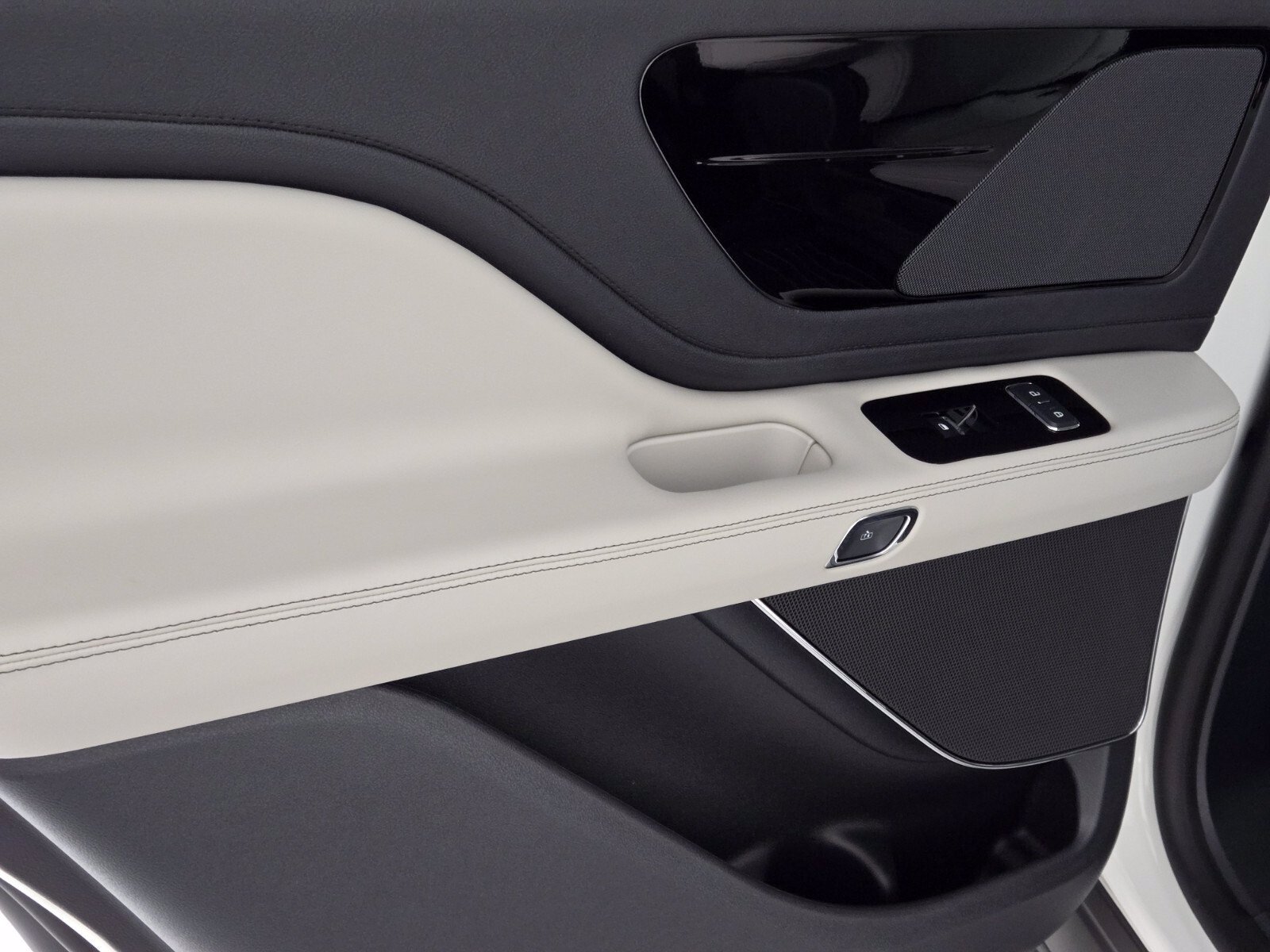 New 2027 Lincoln Aviator 2WD image 24