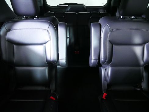 Used 2023 Ford Explorer XLT AWD/4WD image 13