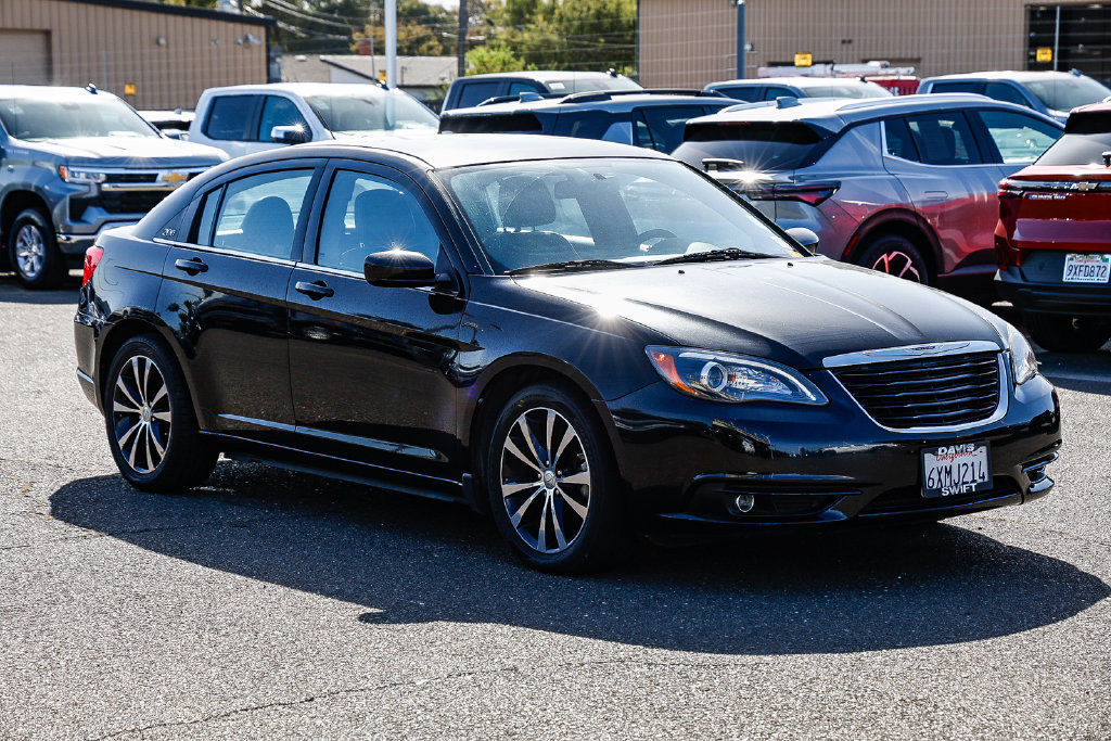 Used 2013 Chrysler 200 Limited FWD image 5