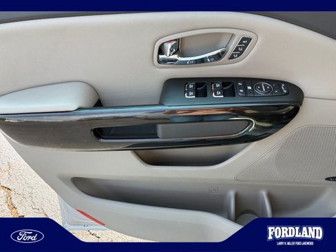 Used 2017 Kia Sedona SX FWD image 13