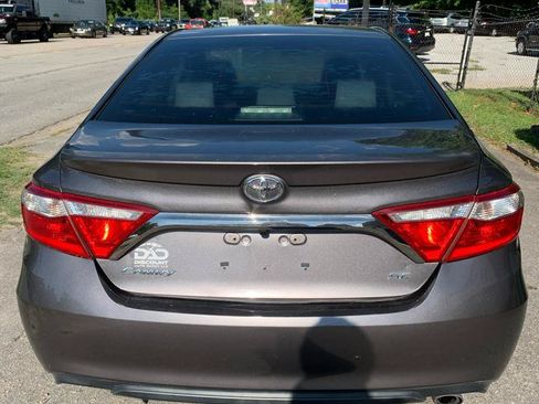 Used 2015 Toyota Camry SE w/ Moonroof Package FWD image 5