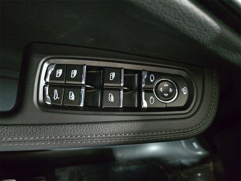 Used 2025 Porsche Macan image 21