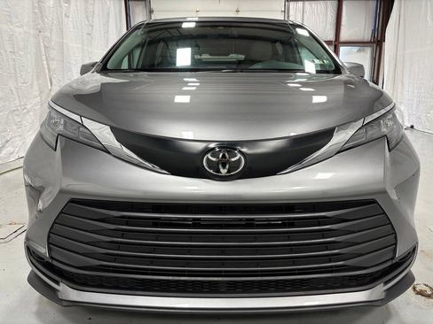 Used 2026 Toyota Sienna LE FWD image 2