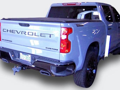 Used 2024 Chevrolet Silverado 1500 Custom Trail Boss w/ Dark Appearance Package AWD/4WD image 3