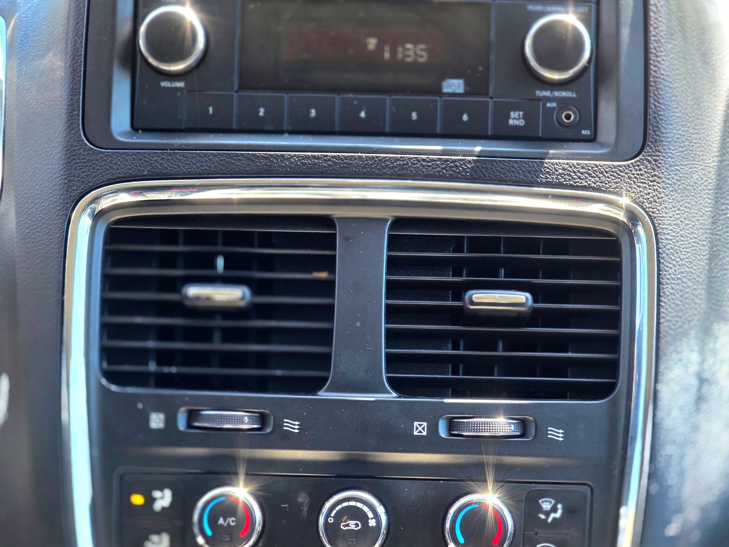 Used 2013 Dodge Grand Caravan SXT FWD image 26