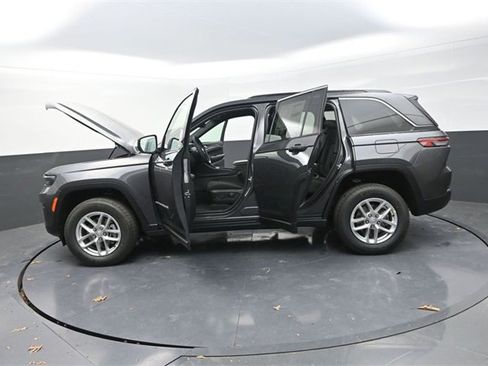 New 2025 Jeep Grand Cherokee Laredo w/ Luxury Tech Group I image 28