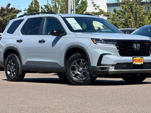 Used 2024 Honda Pilot TrailSport image 2