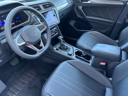 Used 2022 Volkswagen Tiguan SE w/ Panoramic Sunroof Package image 10