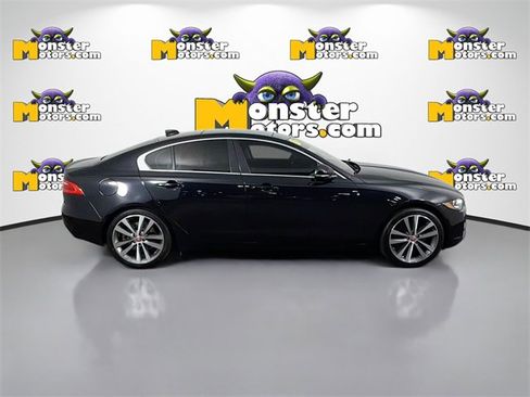 Used 2017 Jaguar XE Prestige image 4