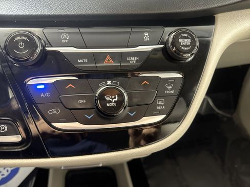 Used 2021 Chrysler Voyager Lxi image 21