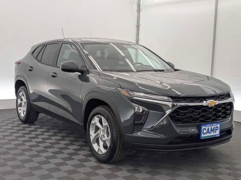 New 2026 Chevrolet Trax LS w/ LS Convenience Package FWD image 8