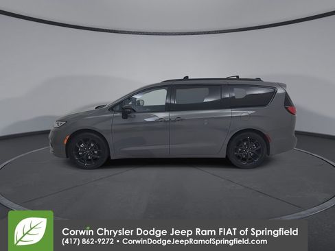 Used 2025 Chrysler Pacifica Limited FWD image 9
