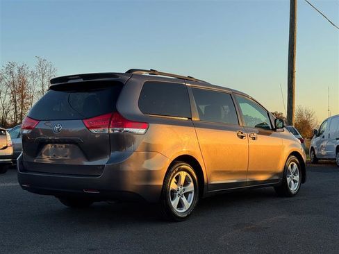 Used 2013 Toyota Sienna LE image 12