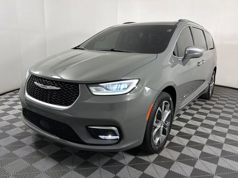 Used 2021 Chrysler Pacifica Pinnacle image 3