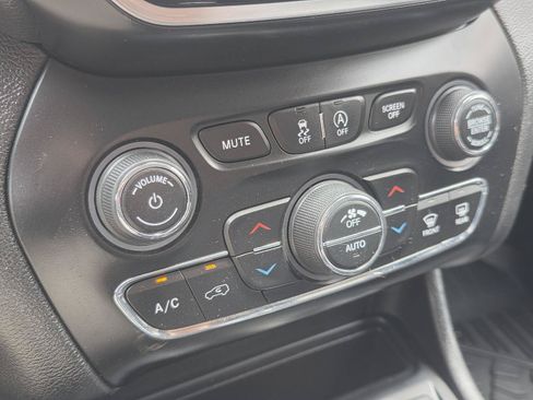 Used 2019 Jeep Cherokee Limited w/ Luxury Group AWD/4WD image 18