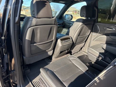 Used 2023 Cadillac Escalade ESV Premium Luxury image 34