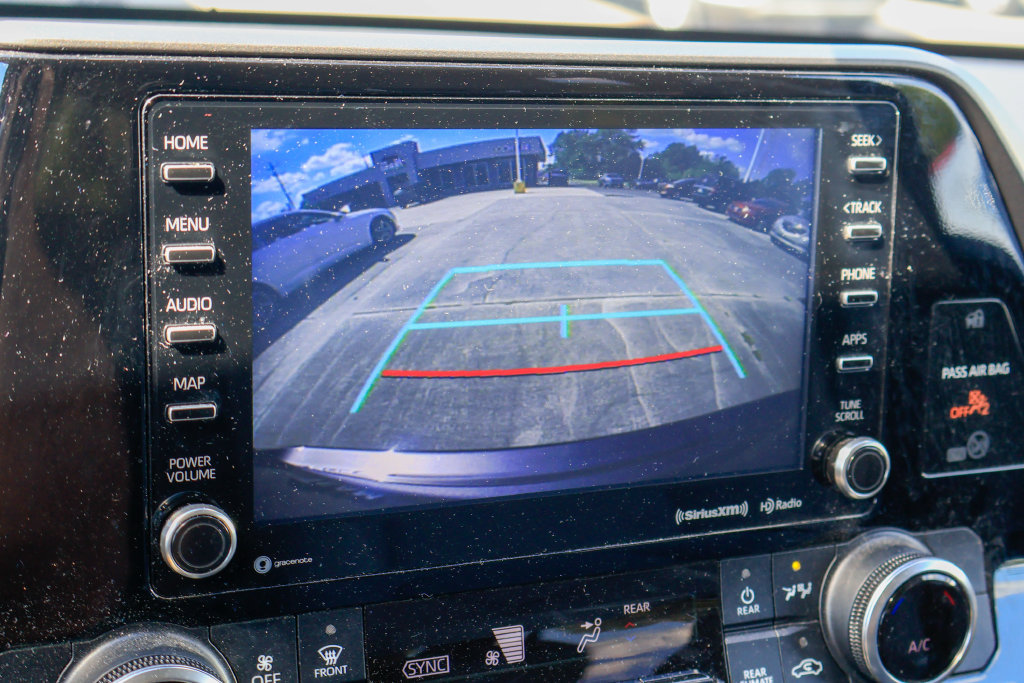 Used 2022 Toyota Highlander LE FWD image 4