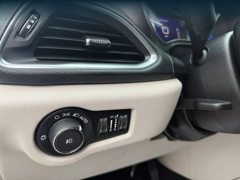 Used 2019 Chrysler Pacifica Limited w/ Tire & Wheel Group FWD image 13