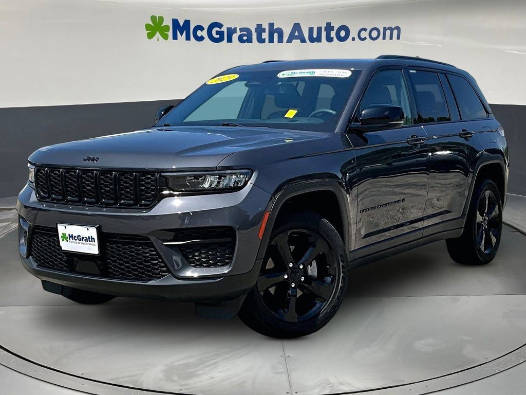 Used 2023 Jeep Grand Cherokee Altitude AWD/4WD image 3