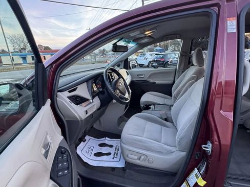 Used 2015 Toyota Sienna LE image 15