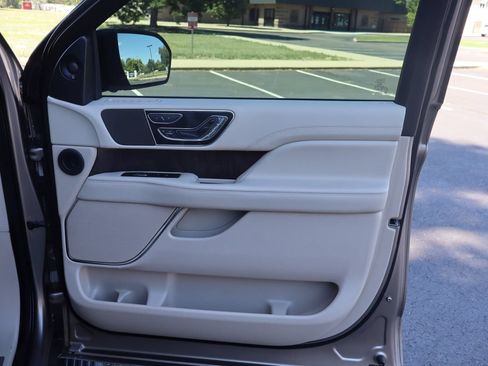Used 2018 Lincoln Navigator Reserve w/ Technology Package AWD/4WD image 28