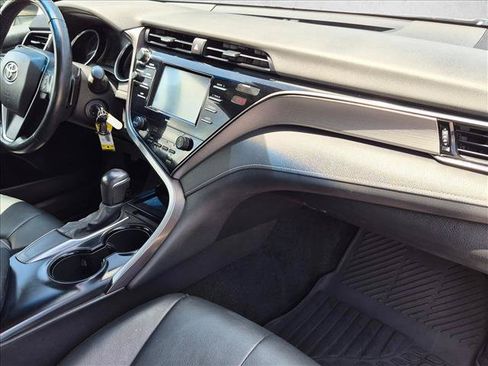 Used 2020 Toyota Camry SE w/ Blackout Package FWD image 20