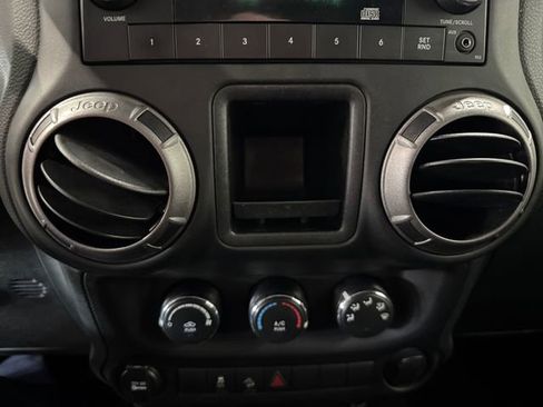 Used 2018 Jeep Wrangler Sport AWD/4WD image 15