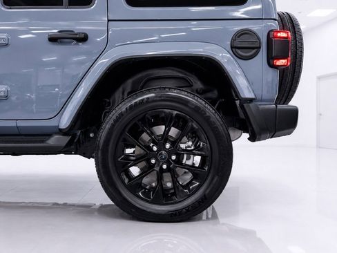 Used 2024 Jeep Wrangler Unlimited Sahara w/ Technology Group AWD/4WD image 9