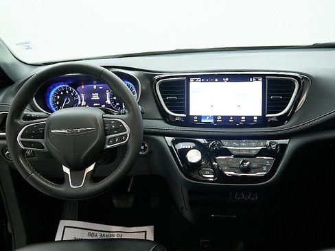 Used 2025 Chrysler Pacifica Select AWD/4WD image 22