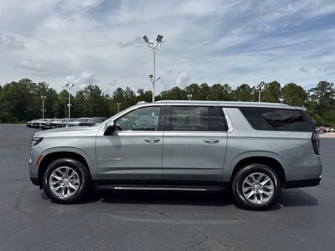 Used 2025 Chevrolet Suburban Premier RWD image 6