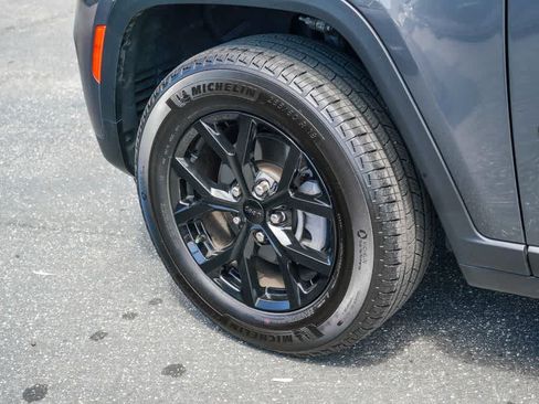 Used 2025 Jeep Grand Cherokee Altitude AWD/4WD image 9