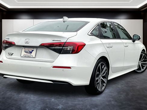 Used 2023 Honda Civic Touring image 2