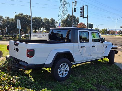 Used 2023 Jeep Gladiator Sport image 4