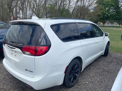 Used 2020 Chrysler Pacifica Limited w/ S Appearance Package FWD image 2