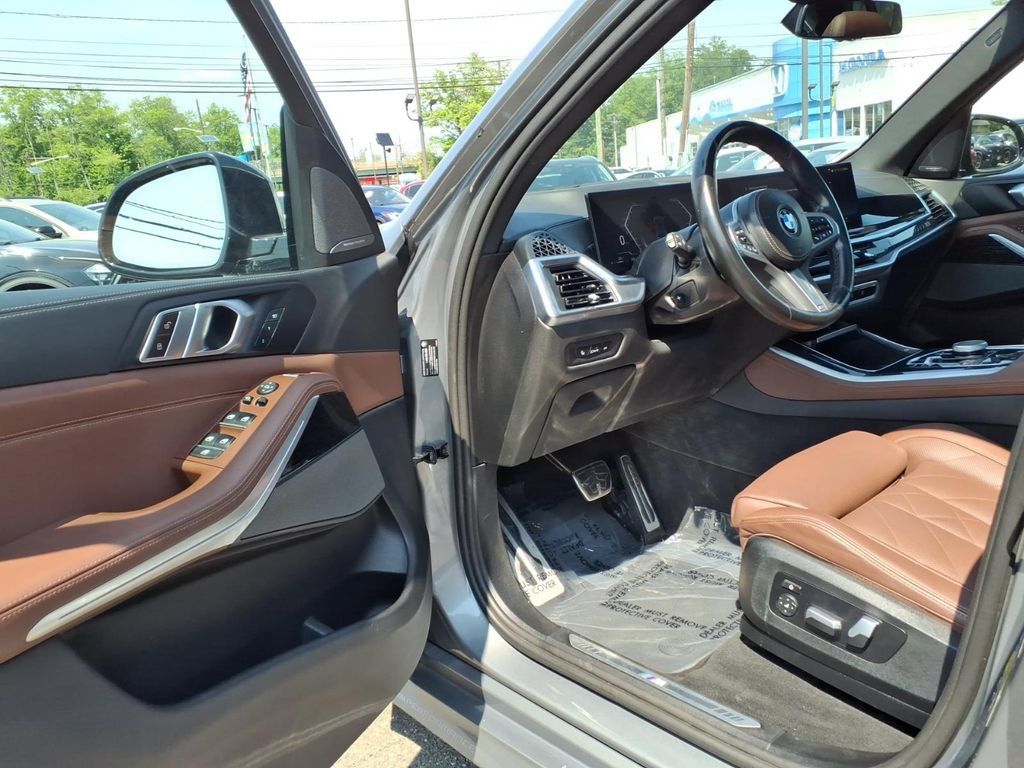 Used 2024 BMW X5 xDrive40i w/ M Sport Package AWD/4WD image 18