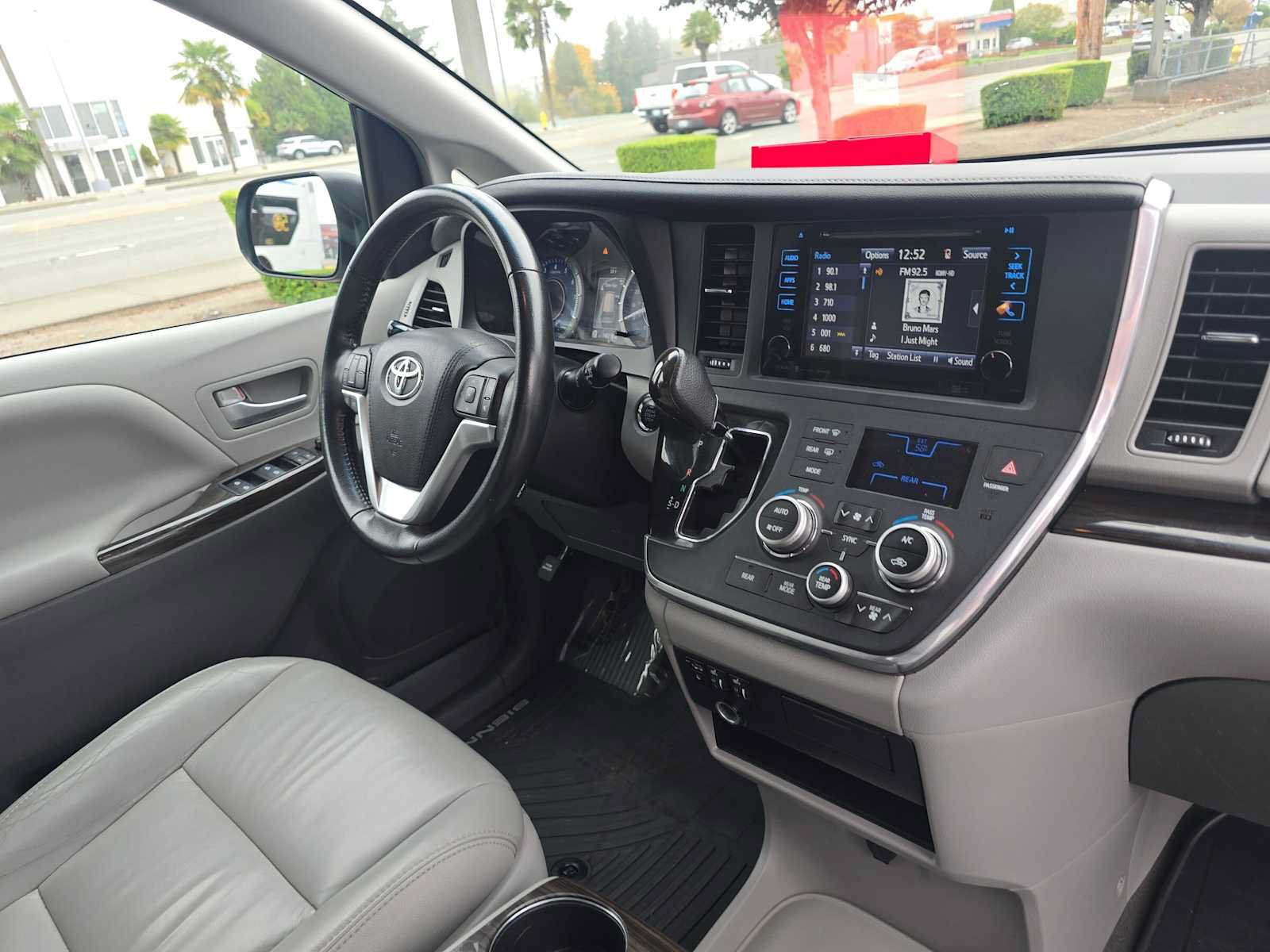 Used 2016 Toyota Sienna XLE w/ XLE Navigation Package FWD image 10