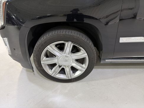 Used 2019 Cadillac Escalade ESV Premium Luxury image 9