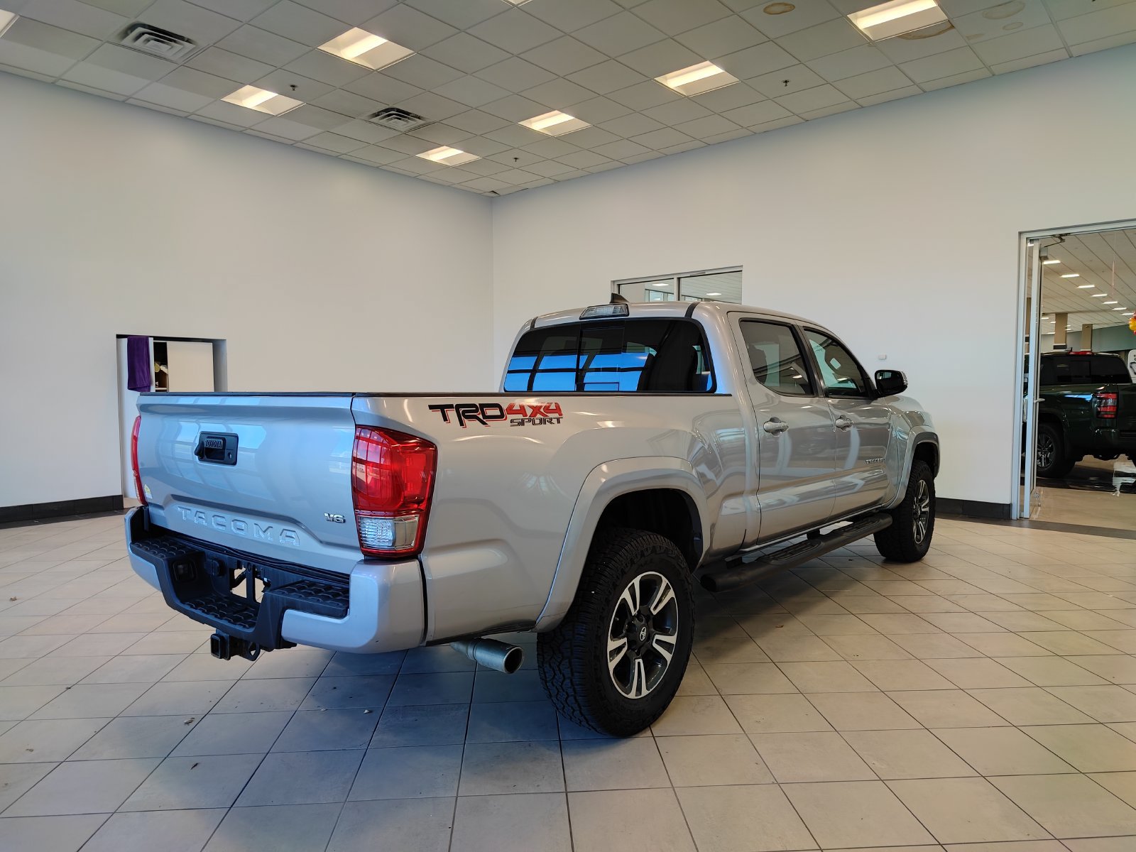 Used 2017 Toyota Tacoma TRD Sport w/ Exterior Package AWD/4WD image 3