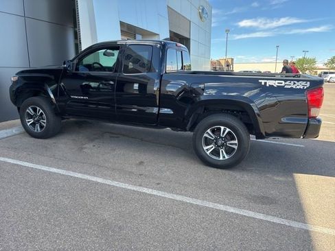 Used 2016 Toyota Tacoma TRD Sport image 3