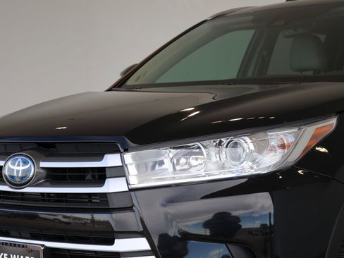Used 2019 Toyota Highlander XLE image 11