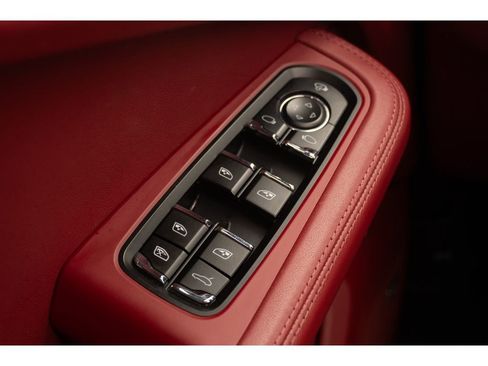 Used 2023 Porsche Macan Turbo AWD/4WD image 32