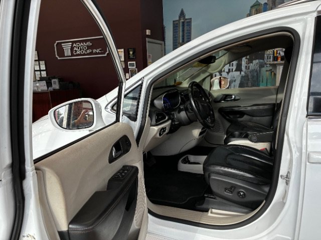 Used 2020 Chrysler Pacifica Touring-L FWD image 16
