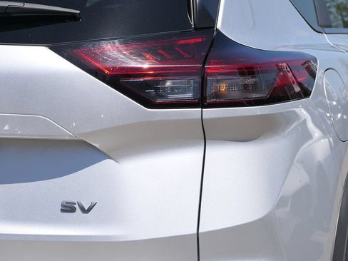 Used 2024 Nissan Rogue SV FWD image 4