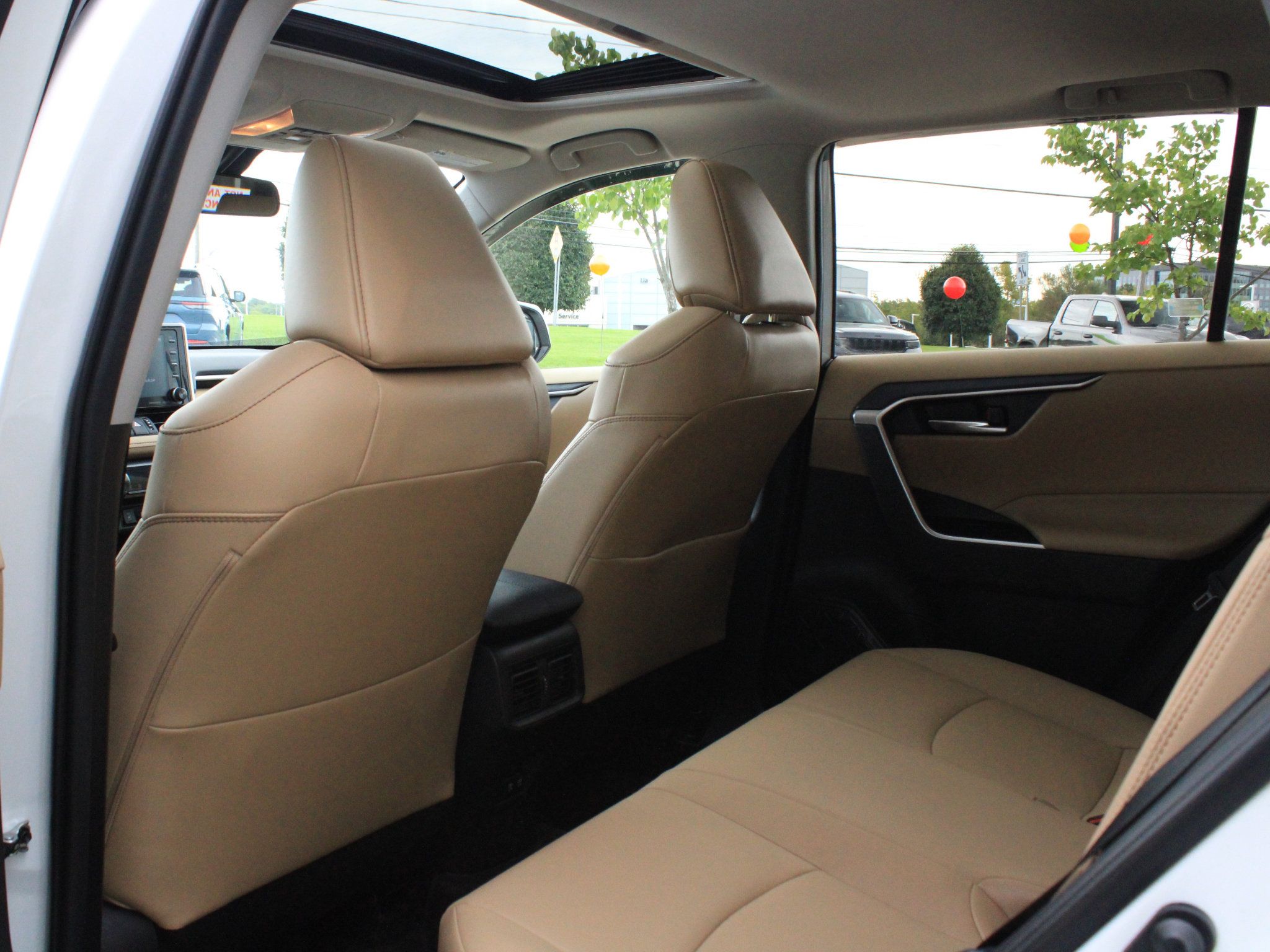 Used 2020 Toyota RAV4 XLE Premium AWD/4WD image 31