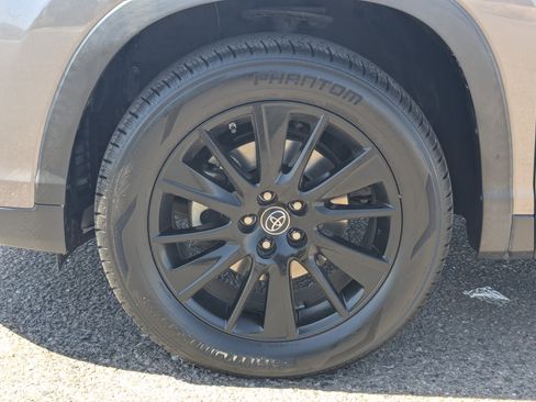 Used 2019 Toyota Highlander SE FWD image 10