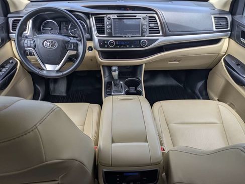 Used 2016 Toyota Highlander XLE FWD image 2